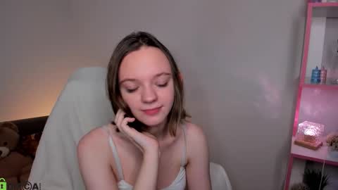 Snapshot of lindaa_bell chatting on December 14, 1:44 am My real name is Olivia online show from December 14, 1:44 am