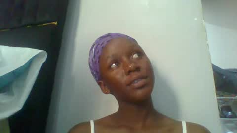 Snapshot of lindalovebird chatting on June 16, 12:52 pm lindalovebird online show from June 16, 12:52 pm