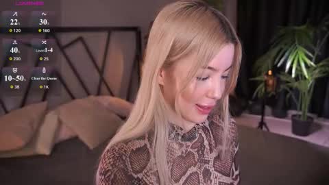 Snapshot of lindathacker chatting on March 16, 5:44 am your Linda is back online show from March 16, 5:44 am