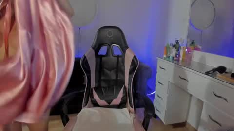 Lindsay    online show from February 2, 10:02 am