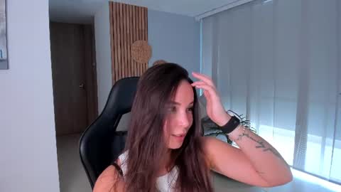 Snapshot of lindseyhallx chatting on August 7, 9:17 pm call me annie online show from August 7, 9:17 pm