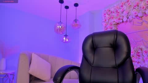 Lindsey Moss online show from January 13, 5:12 am