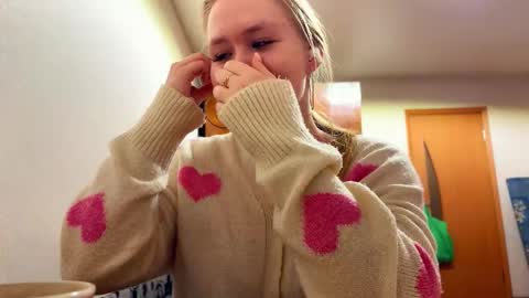 Snapshot of linncrisafi chatting on February 8, 2:42 pm Rose online show from February 8, 2:42 pm