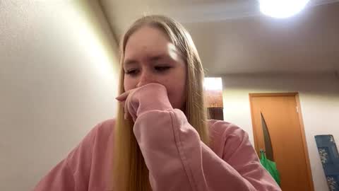 Snapshot of linncrisafi chatting on February 11, 5:18 pm Rose online show from February 11, 5:18 pm