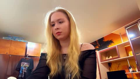 Snapshot of linncrisafi chatting on February 15, 9:22 pm Rose online show from February 15, 9:22 pm