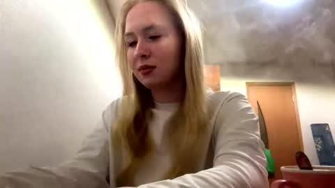 Snapshot of linncrisafi chatting on February 19, 5:53 pm Rose online show from February 19, 5:53 pm