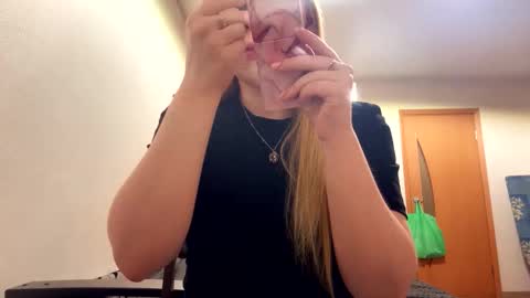 Snapshot of linncrisafi chatting on February 27, 9:04 pm Rose online show from February 27, 9:04 pm