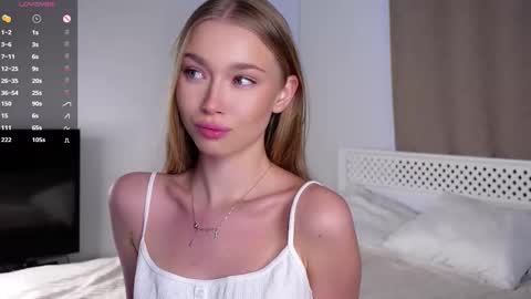 Snapshot of lipswithsweetonthem chatting on March 12, 8:51 am Lina online show from March 12, 8:51 am