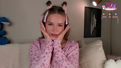 Snapshot of lipswithsweetonthem chatting on September 15, 1:05 am Lina online show from September 15, 1:05 am