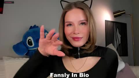 Snapshot of lipswithsweetonthem chatting on October 19, 1:06 am Lina online show from October 19, 1:06 am