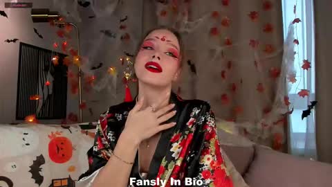 Snapshot of lipswithsweetonthem chatting on October 28, 2:37 am Lina online show from October 28, 2:37 am