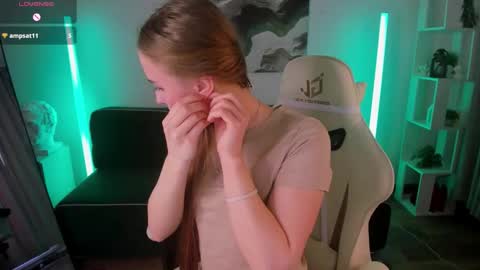 Snapshot of lisahille chatting on February 24, 8:01 am Lisa online show from February 24, 8:01 am