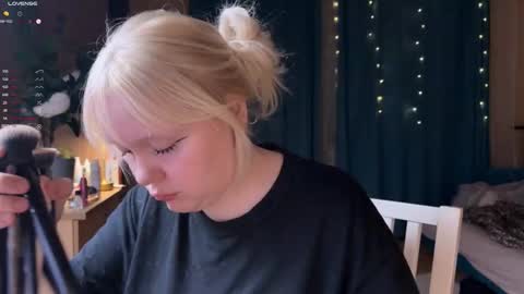 -Lisa- Help me to reach 100 thumbs up3 online show from March 29, 8:09 pm