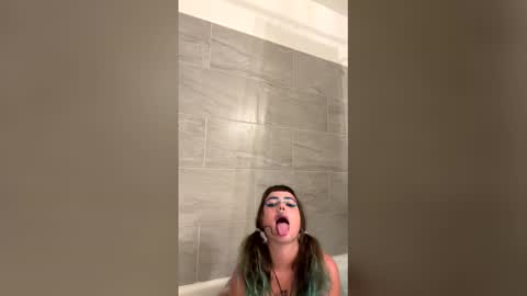 Snapshot of lissylou123 chatting on April 7, 6:41 pm lissylou123 online show from April 7, 6:41 pm