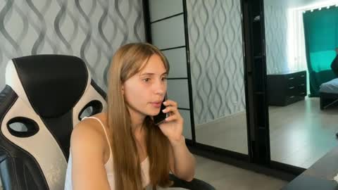 Snapshot of litle_girl05 chatting on June 21, 7:22 am LUNA online show from June 21, 7:22 am