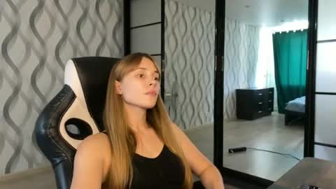 Snapshot of litle_girl05 chatting on June 23, 9:51 am LUNA online show from June 23, 9:51 am