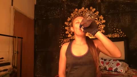 Snapshot of little_devil_diablita90 chatting on May 2, 9:31 pm Diablita online show from May 2, 9:31 pm