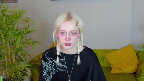 Snapshot of little_lillit chatting on June 19, 9:24 am Lill online show from June 19, 9:24 am