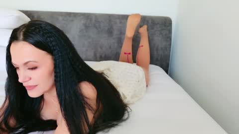 Snapshot of little_red_diamond chatting on May 5, 5:37 am hey im anna online show from May 5, 5:37 am