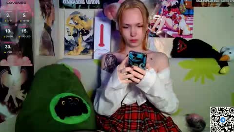 Snapshot of little_sugar_queen chatting on February 24, 10:41 pm Akin online show from February 24, 10:41 pm