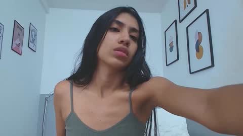Snapshot of littlee_emilyy_ chatting on December 5, 12:22 pm Emily  online show from December 5, 12:22 pm