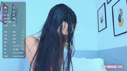 Snapshot of littlee_emilyy_ chatting on December 13, 1:33 pm Emily  online show from December 13, 1:33 pm