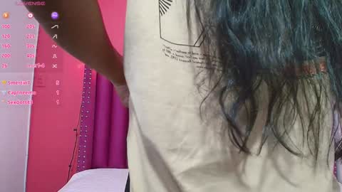 Snapshot of littlee_emilyy_ chatting on January 23, 3:05 am Emily  online show from January 23, 3:05 am