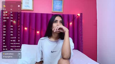 Snapshot of littlee_emilyy_ chatting on January 28, 2:53 am Emily  online show from January 28, 2:53 am