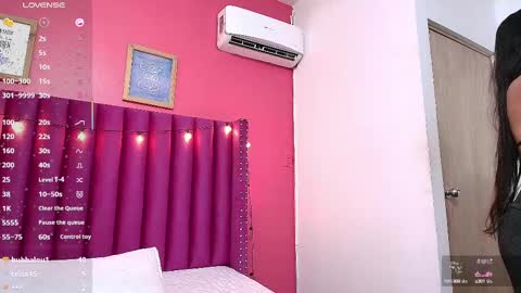 Snapshot of littlee_emilyy_ chatting on February 12, 3:07 am Emily  online show from February 12, 3:07 am