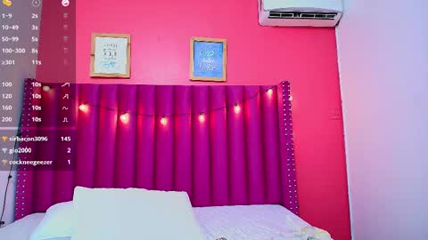 Snapshot of littlee_emilyy_ chatting on February 21, 2:50 am Emily  online show from February 21, 2:50 am