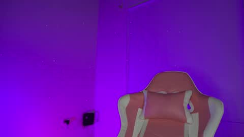 littlee_emma_ online show from February 18, 3:13 am