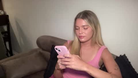 Snapshot of littlemaryjane19 chatting on January 4, 11:48 pm Marciabrady online show from January 4, 11:48 pm