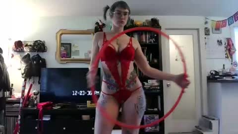 Snapshot of littlemissbuttbutt chatting on December 24, 5:02 pm Madam Buttons online show from December 24, 5:02 pm