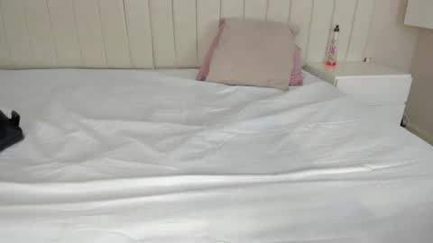 im olivia IG littleolivia01 online show from February 3, 1:19 pm