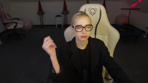 Snapshot of livehub054 chatting on December 15, 11:14 am Sheryl online show from December 15, 11:14 am