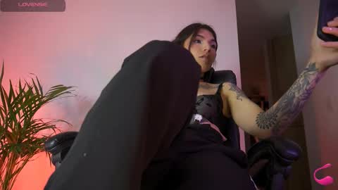 Emily  R online show from September 27, 9:09 pm