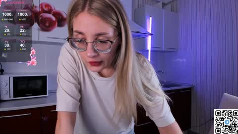 Snapshot of livyybosom chatting on December 13, 3:54 pm My name is Livy Nice to meet you Thumbs up please its important online show from December 13, 3:54 pm