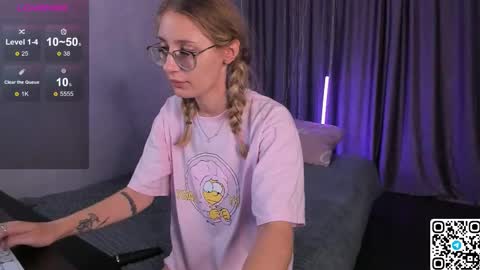 Snapshot of livyybosom chatting on September 9, 5:01 pm My name is Livy Nice to meet you Thumbs up please its important online show from September 9, 5:01 pm