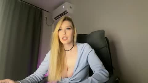 Snapshot of liya_ray chatting on October 20, 3:23 pm Liya Ray online show from October 20, 3:23 pm