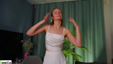 Snapshot of lizbethcoll chatting on December 16, 4:27 pm Sunnheart online show from December 16, 4:27 pm