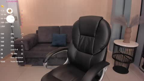 Lizzi  online show from March 2, 12:09 am