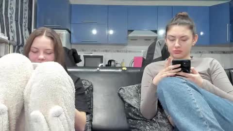 lizzi_muur online show from February 9, 2:40 pm