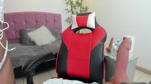lizzie_williamss online show from June 6, 3:44 am