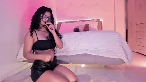 Snapshot of lm_kloeeh chatting on September 27, 1:43 am Kloe see you 28-11 to celebrate my birthday online show from September 27, 1:43 am