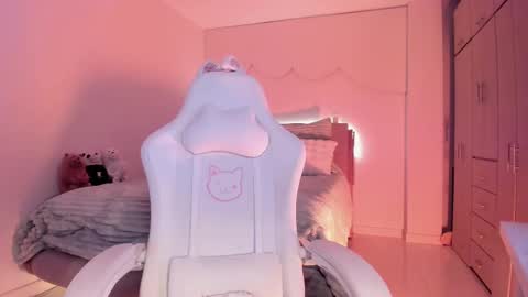 Snapshot of lm_kloeeh chatting on October 31, 10:11 pm Kloe see you 28-11 to celebrate my birthday online show from October 31, 10:11 pm