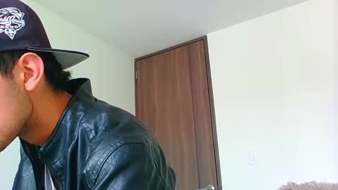 Snapshot of logaan_grey chatting on January 2, 4:35 pm logaan_grey online show from January 2, 4:35 pm