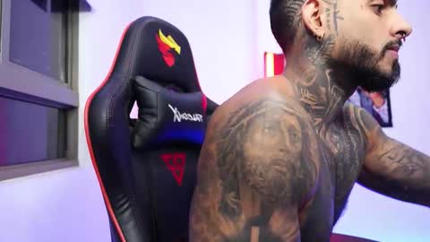 logan_hugh8 online show from October 28, 1:53 am