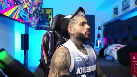 logan_hugh8 online show from February 15, 8:38 pm