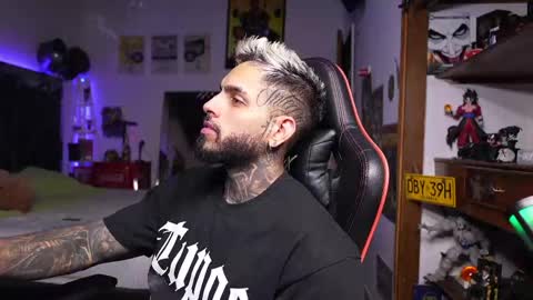 logan_hugh8 online show from April 9, 5:29 am