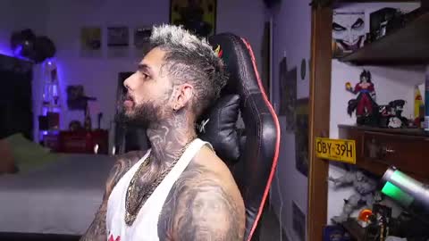 logan_hugh8 online show from April 12, 9:20 pm